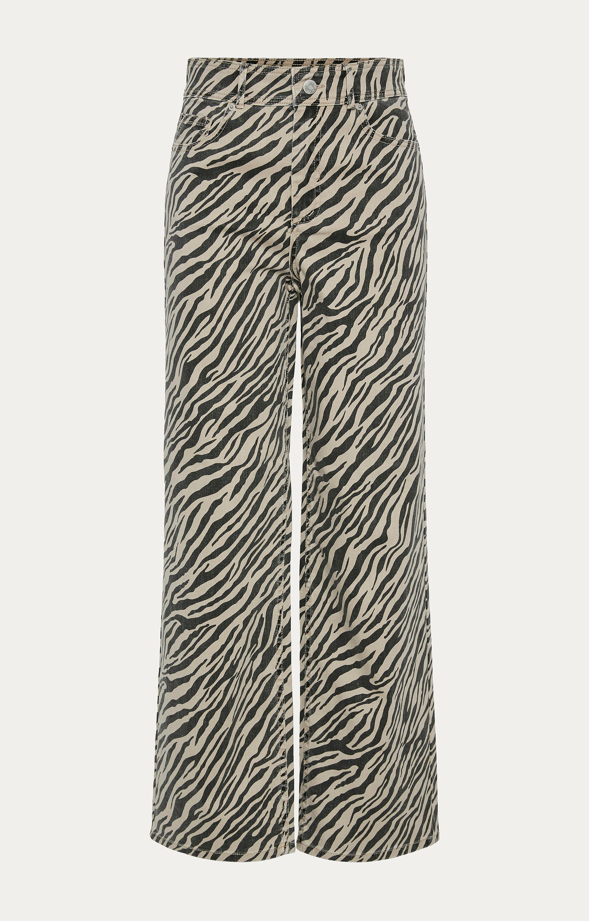 Broek Yasleonora