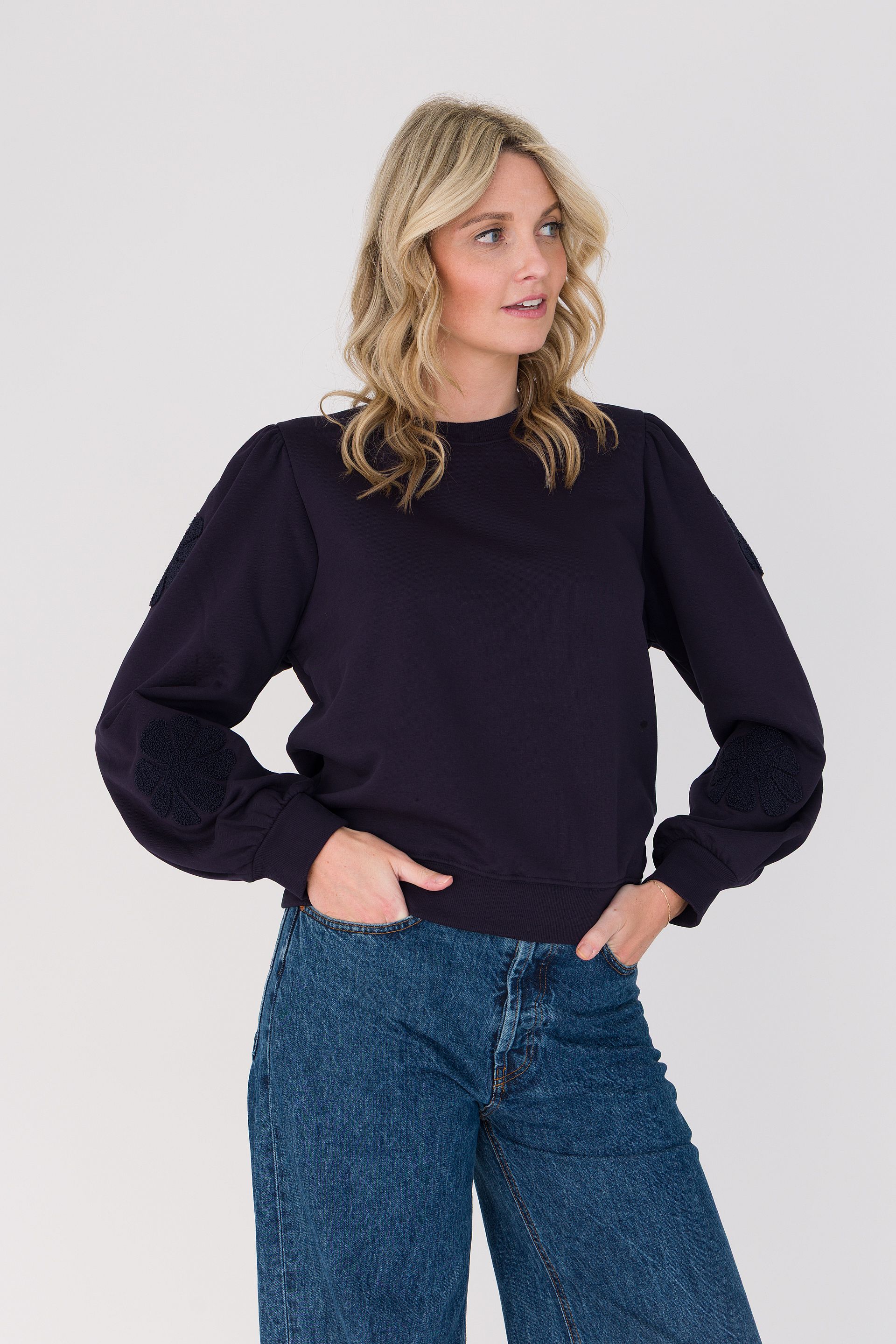 Sweater met geborduurde bloemen details  Sweater met geborduurde bloemen details