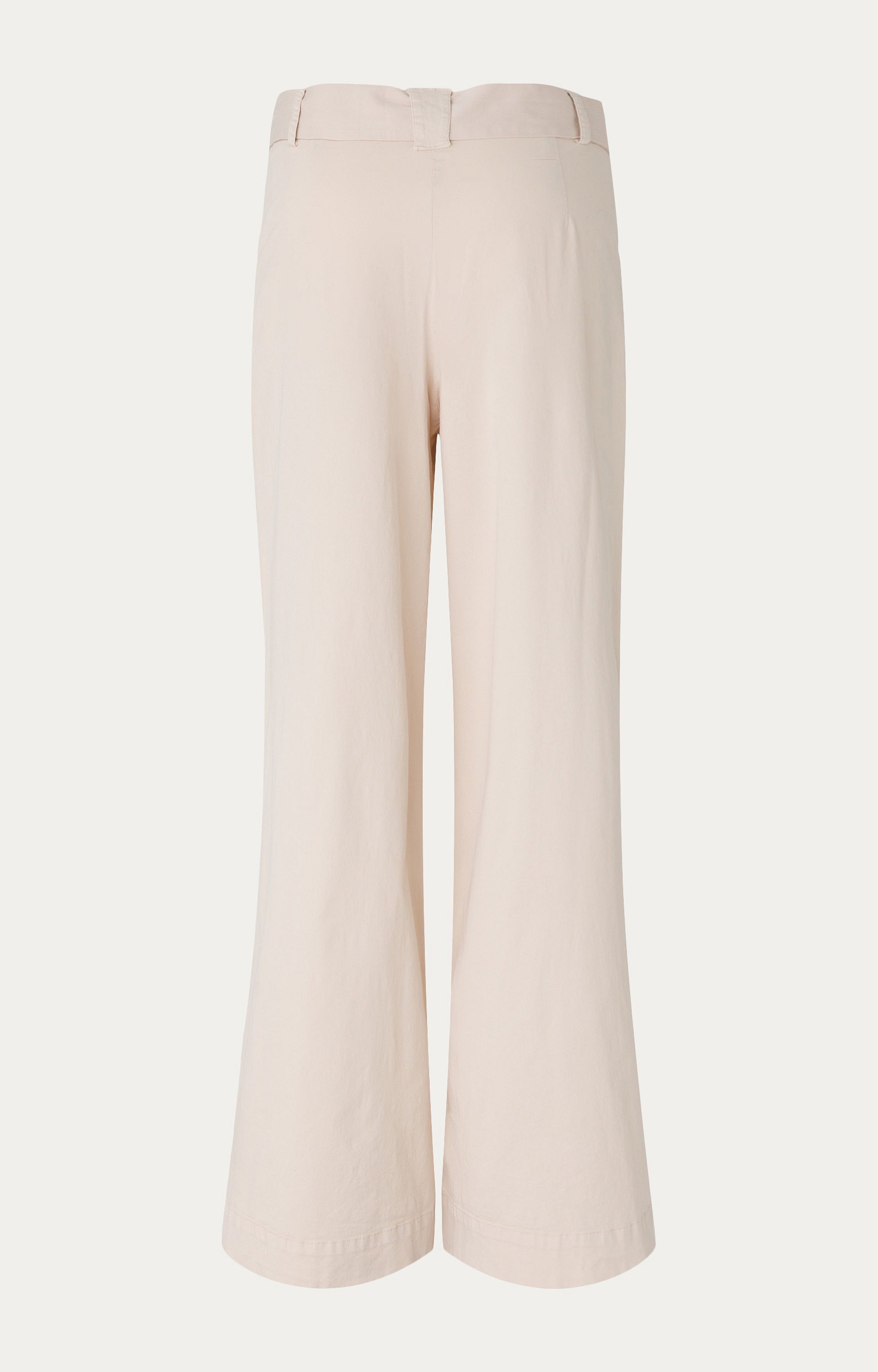 Broek met strikceintuur.