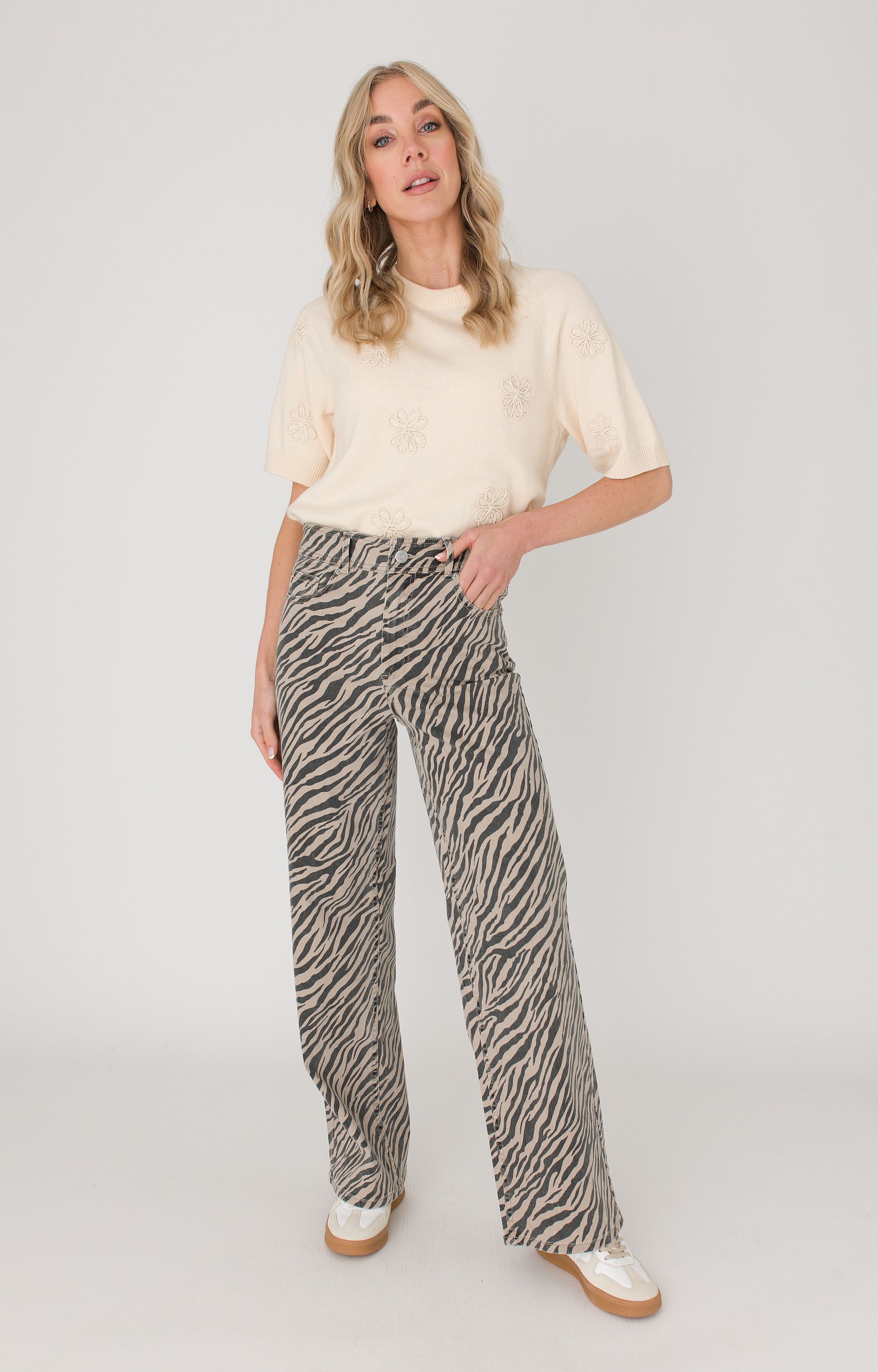 Broek Yasleonora