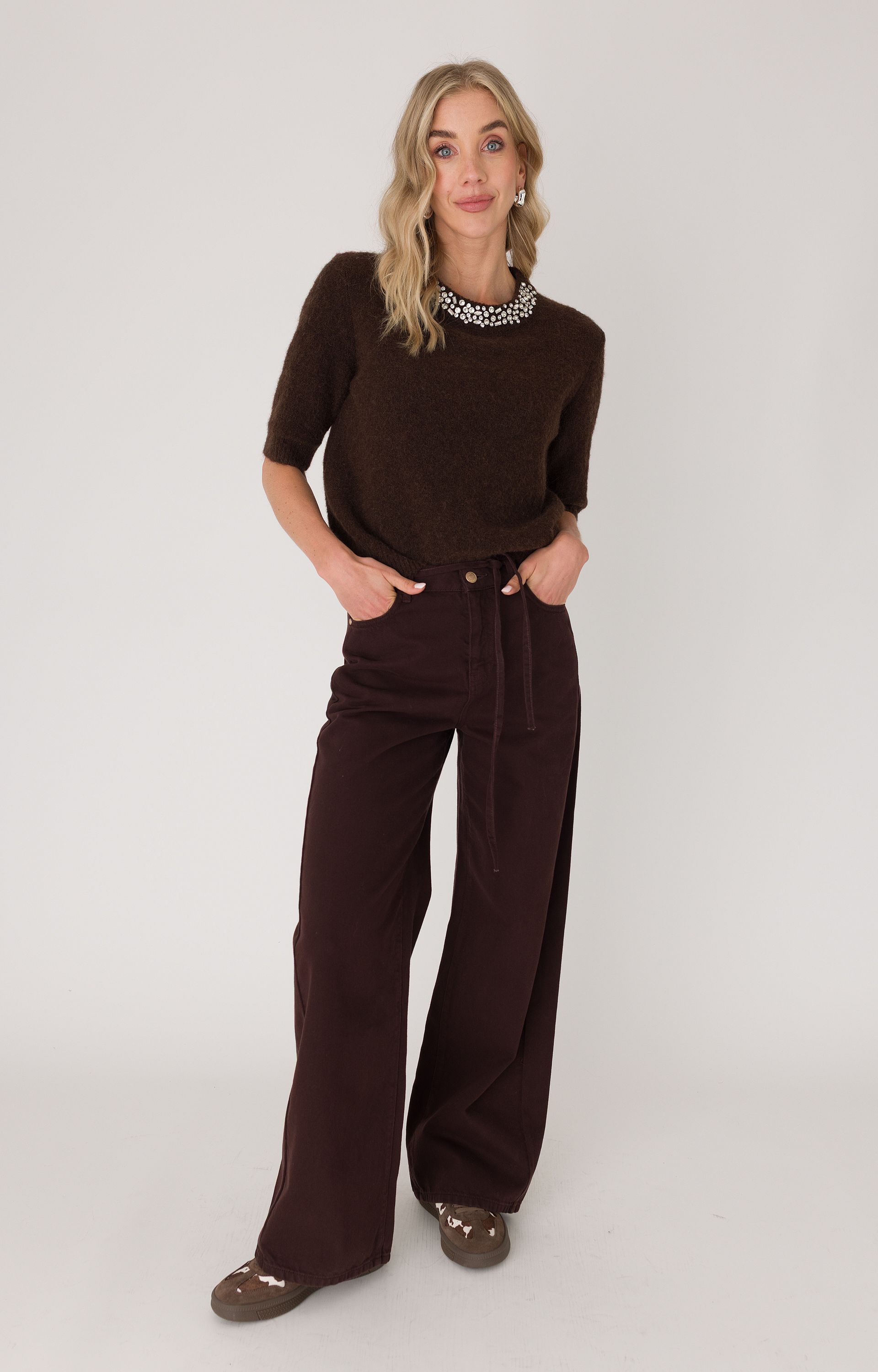 Pullover met strass halslijn