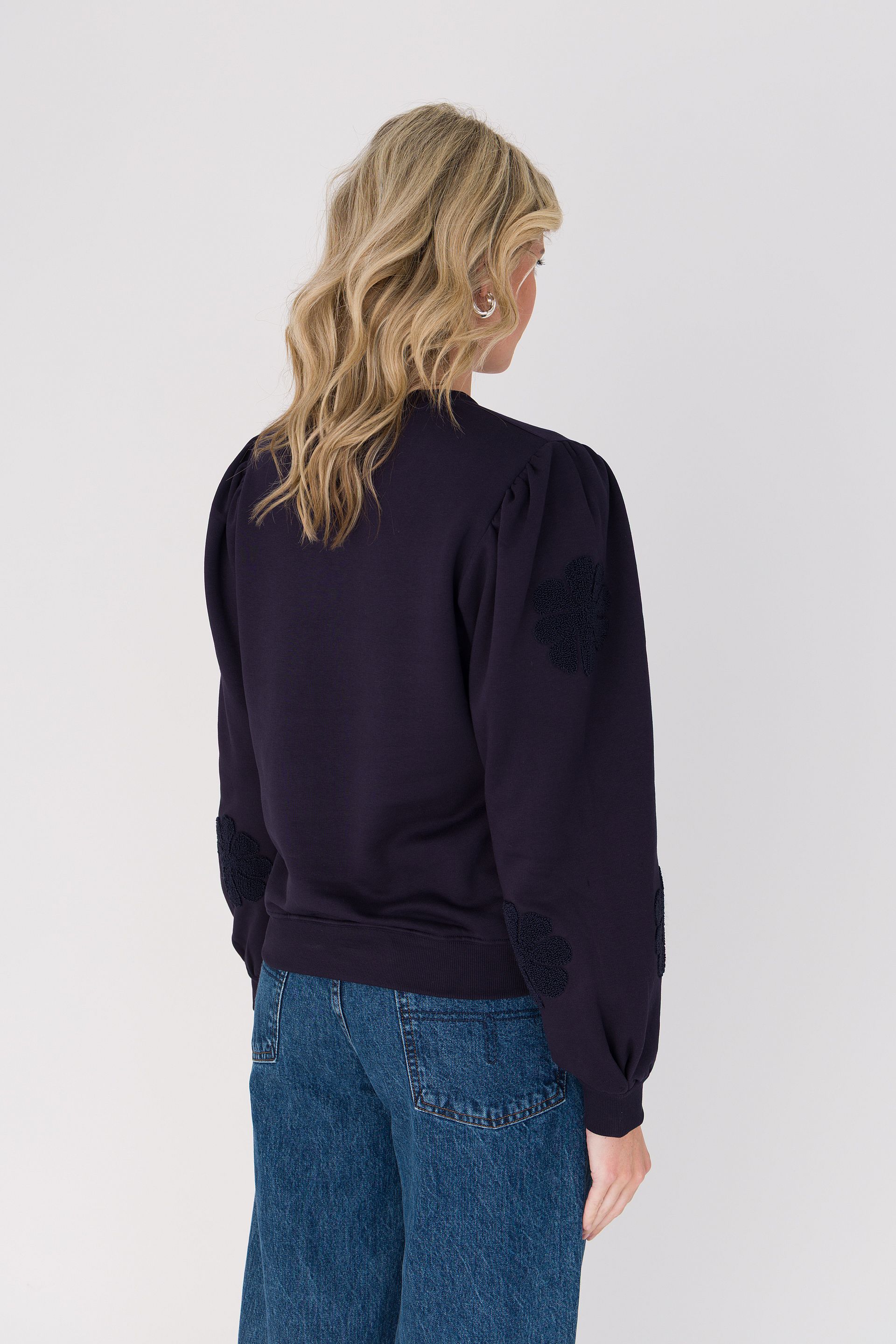 Sweater met geborduurde bloemen details  Sweater met geborduurde bloemen details