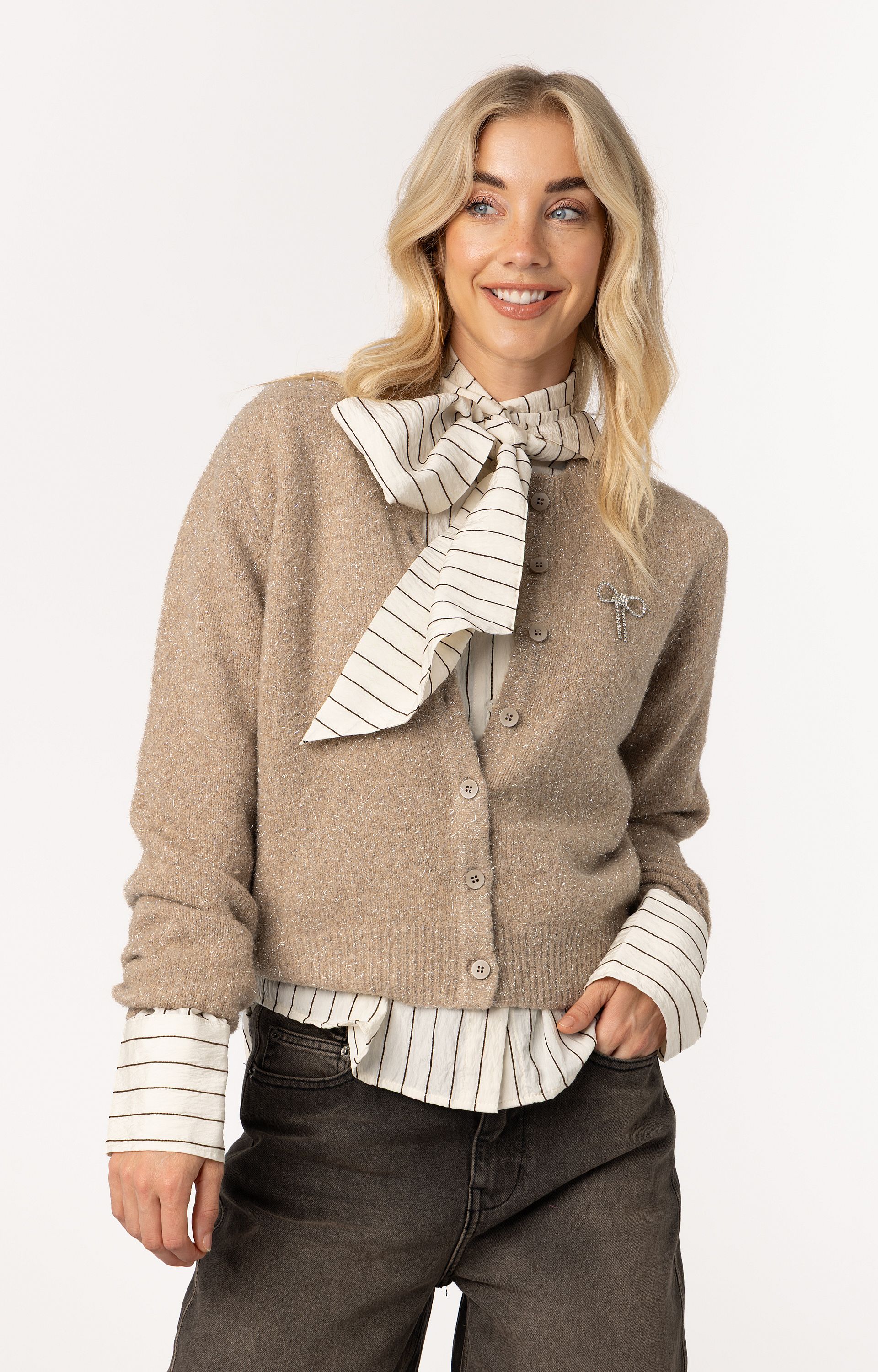 Vestje met strikbroche 