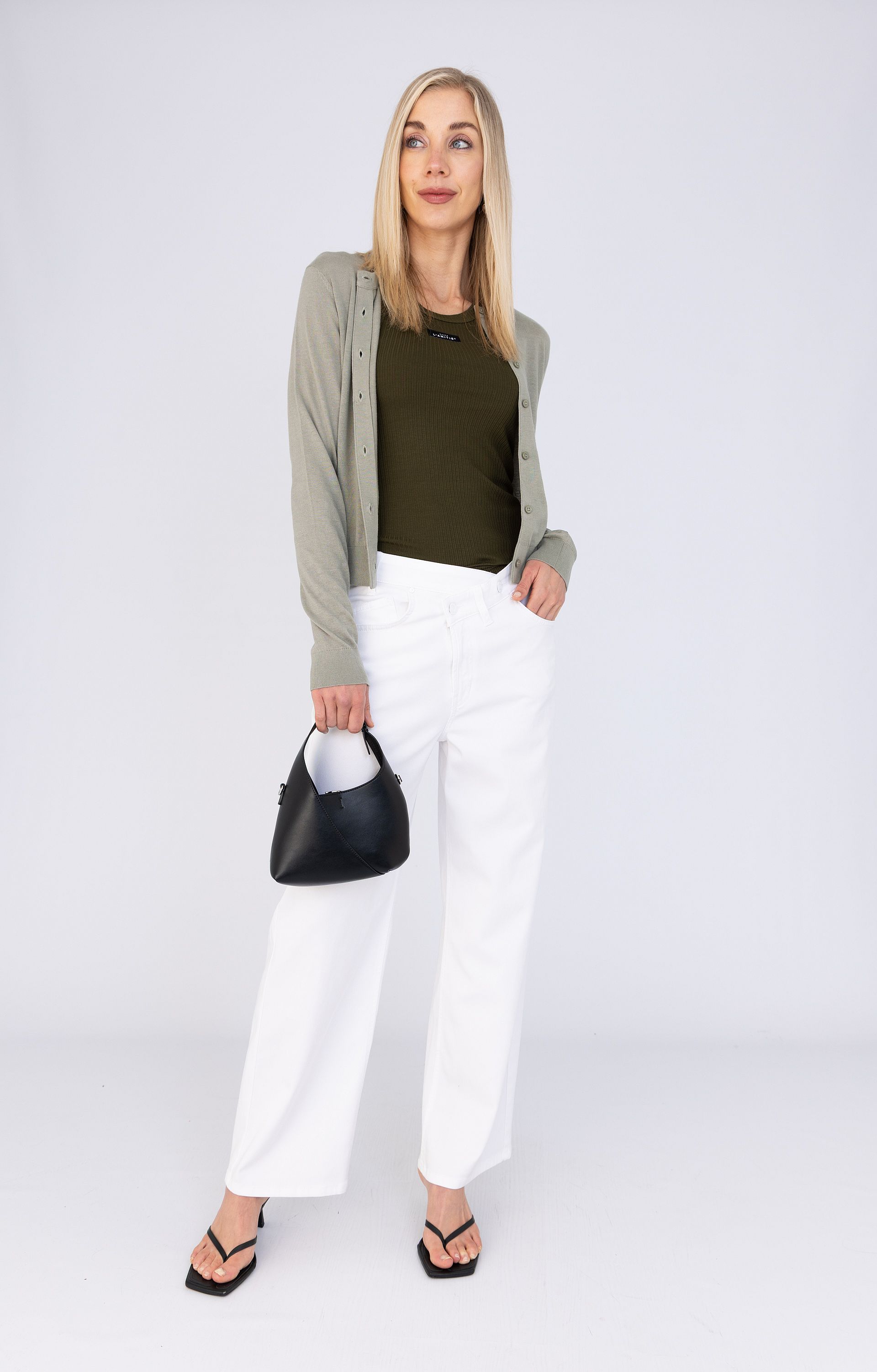 kaki vest dames, Anna vest, fijngebreid vest, vest organisch katoen viscose, zomer vest dames, basic vest met knopen, rond hals vest dames, licht vest dames, groen kaki vest dames